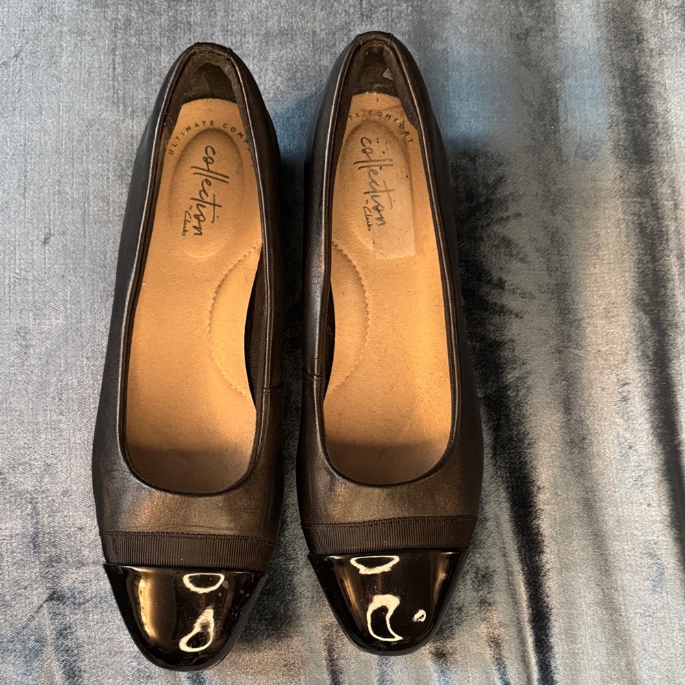 Clarks black low heeled pumps W8